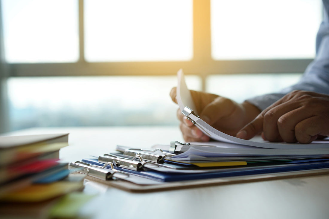 main et dossier sur un bureau