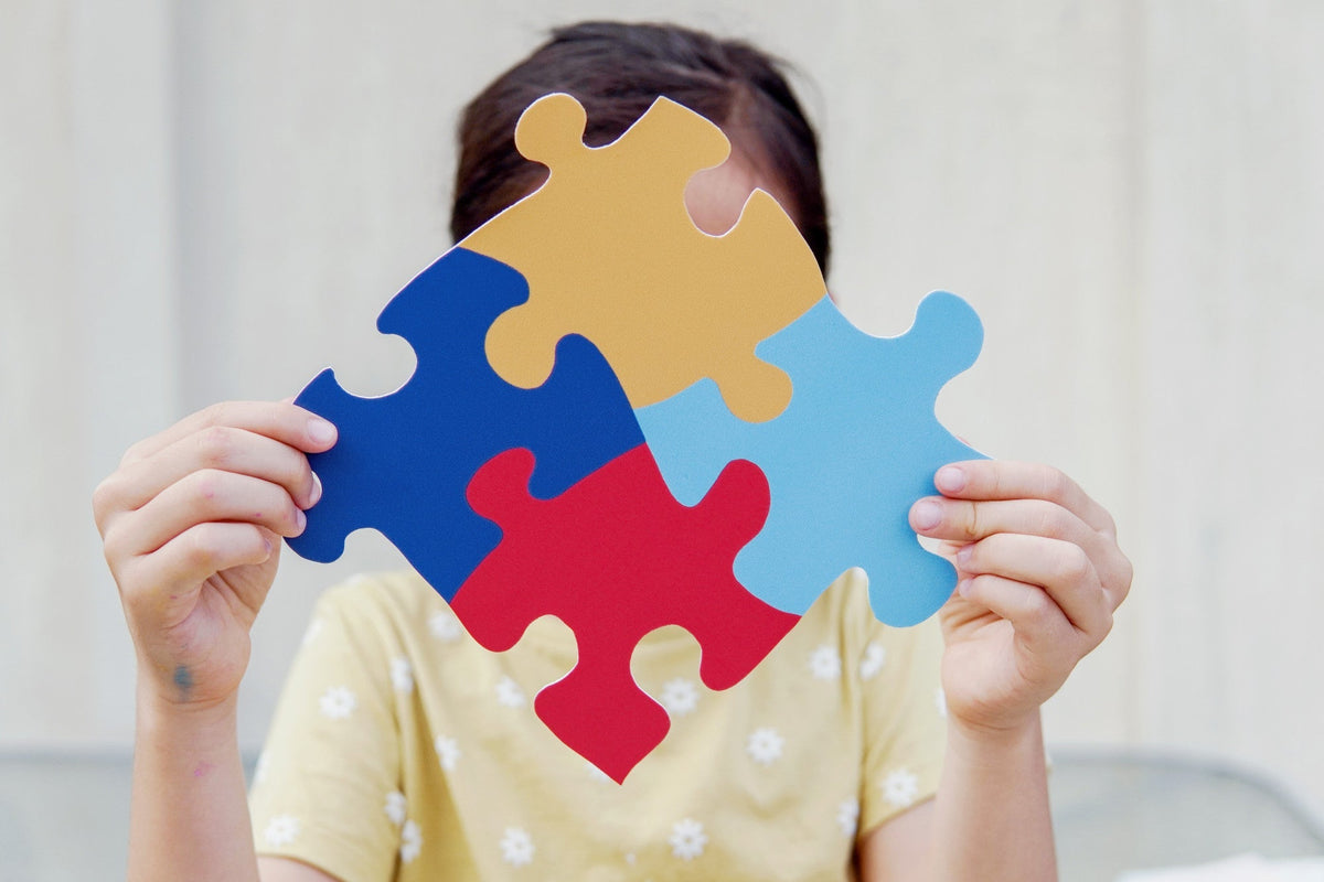 Enfant et puzzle autisme