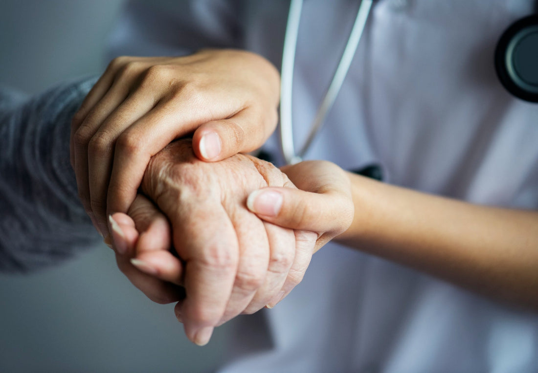 Mains de soignant avec mains de patient