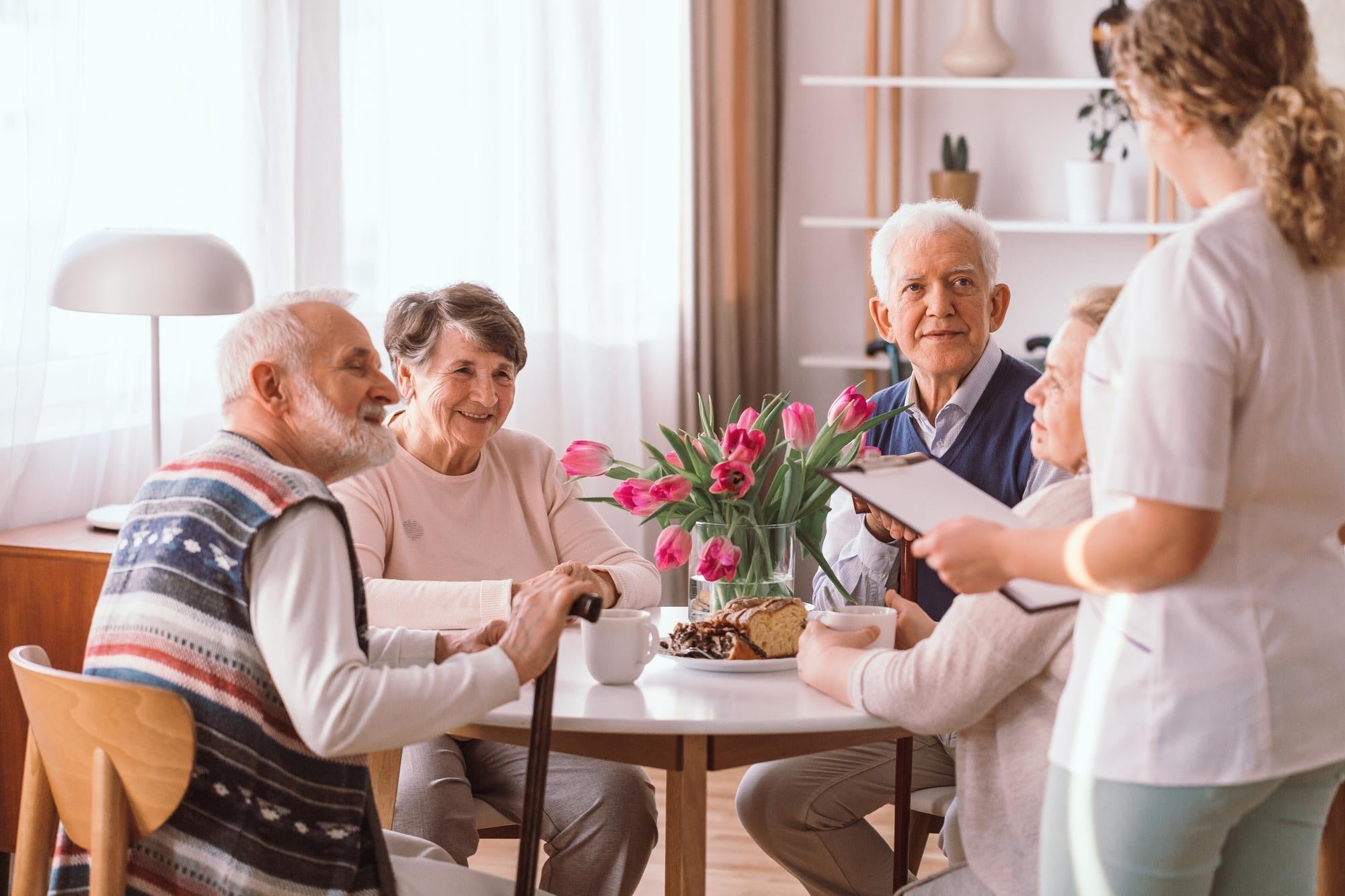 personnes agées autour d'une table 