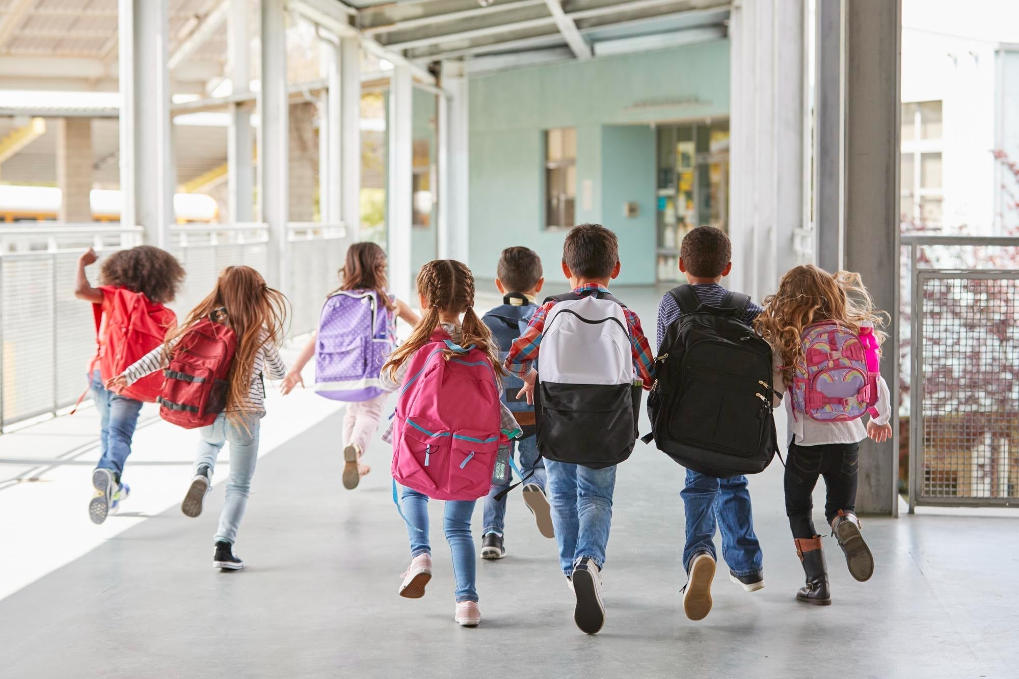 élèves qui courent dans une école