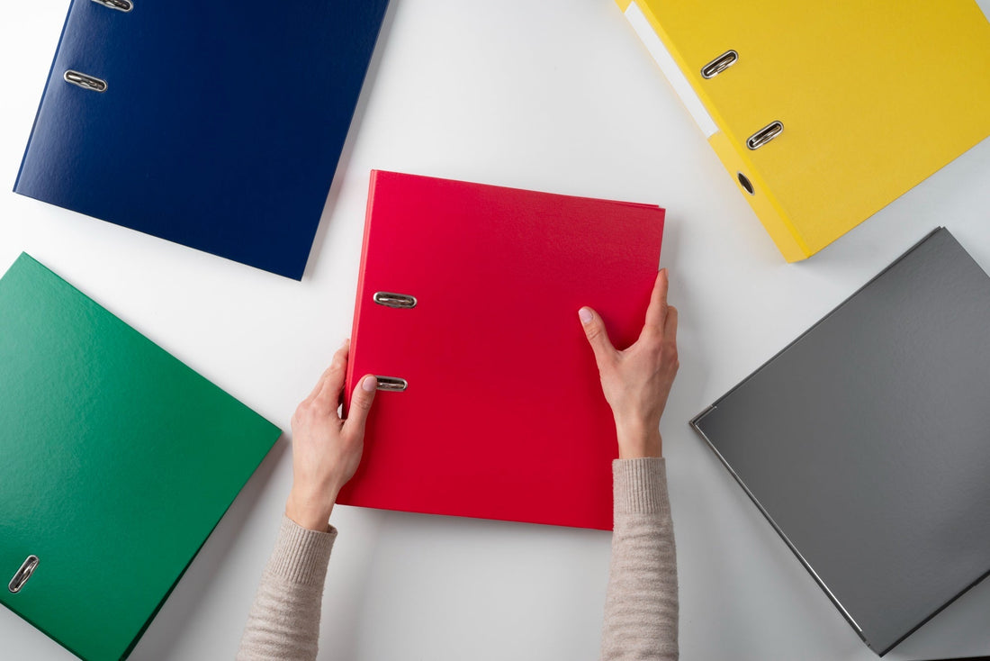 plusieurs classeurs de couleurs