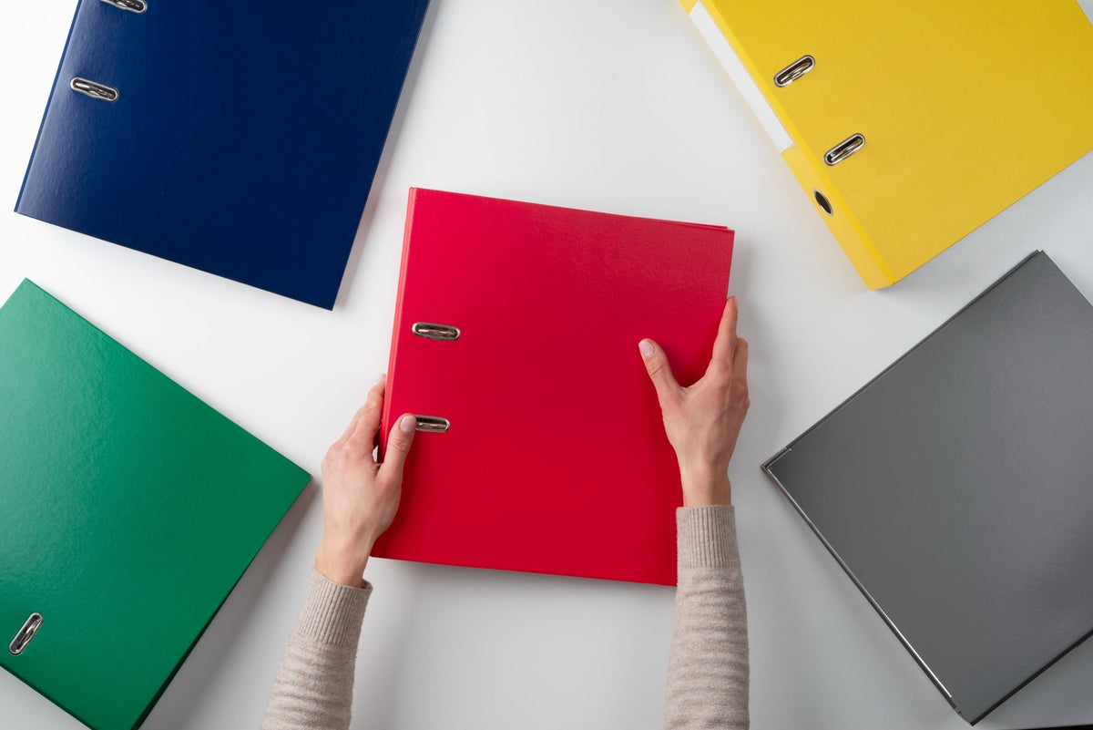 plusieurs classeurs de couleurs