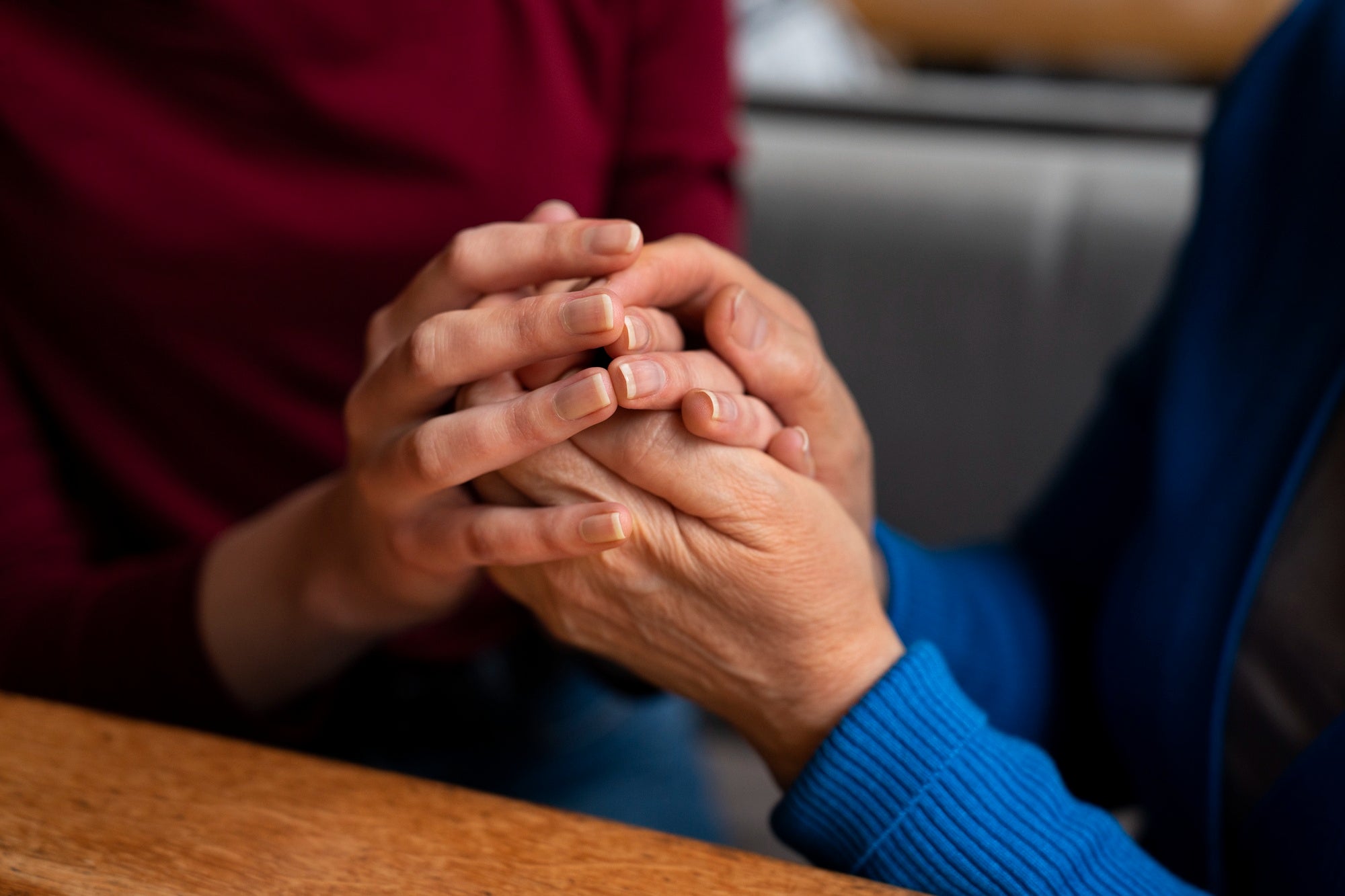 Gros plan sur deux personnes qui se tiennent les mains