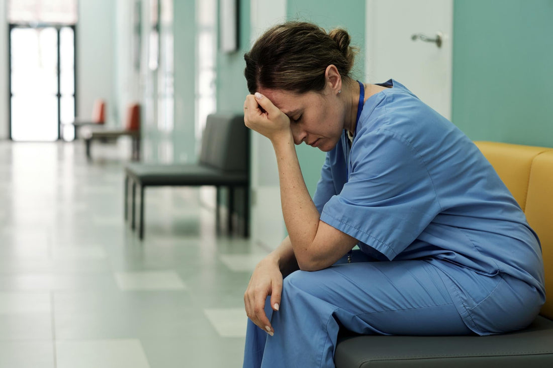 Personnel soignant qui se tient la tête 