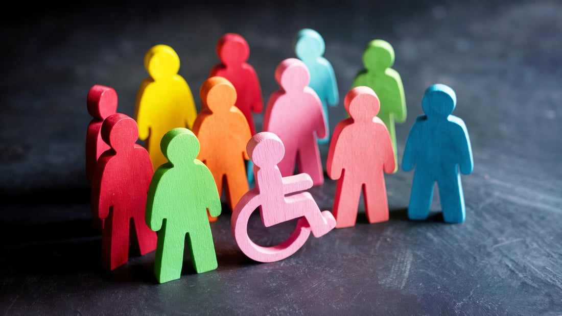 figurines en bois coloré inclusives