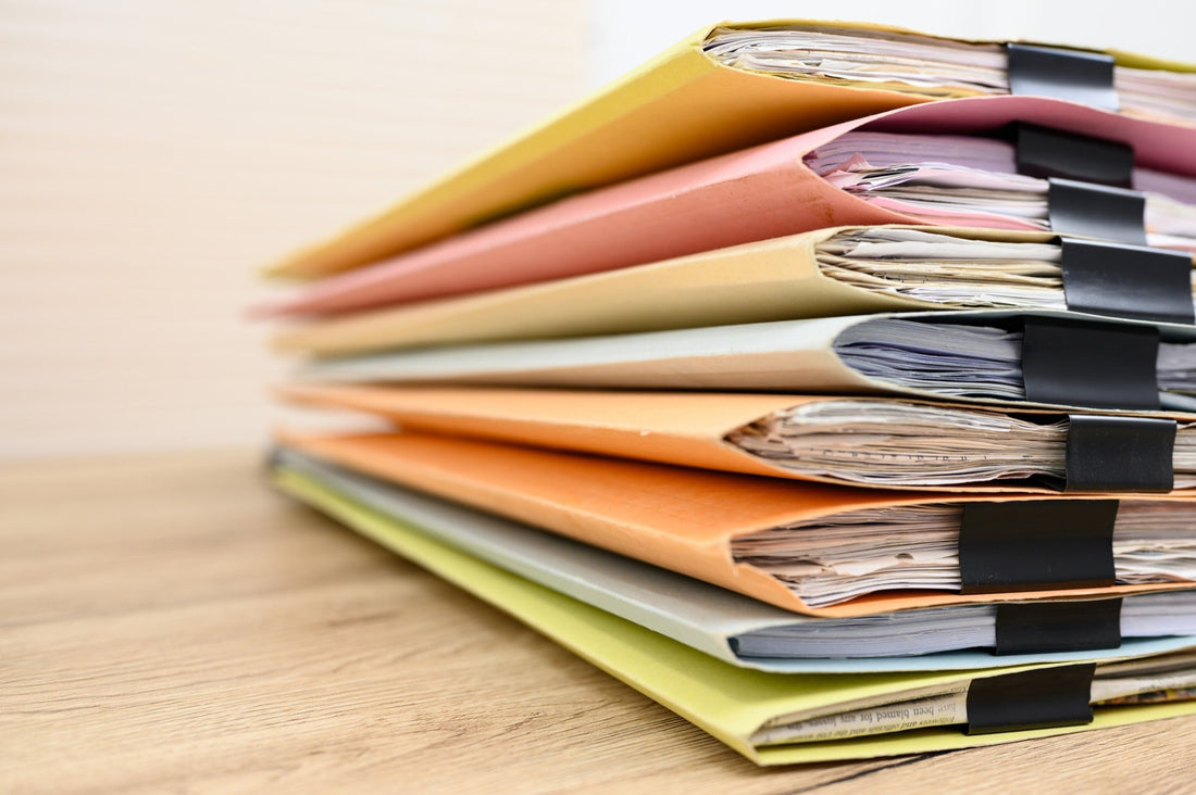 pile de dossiers sur un bureau