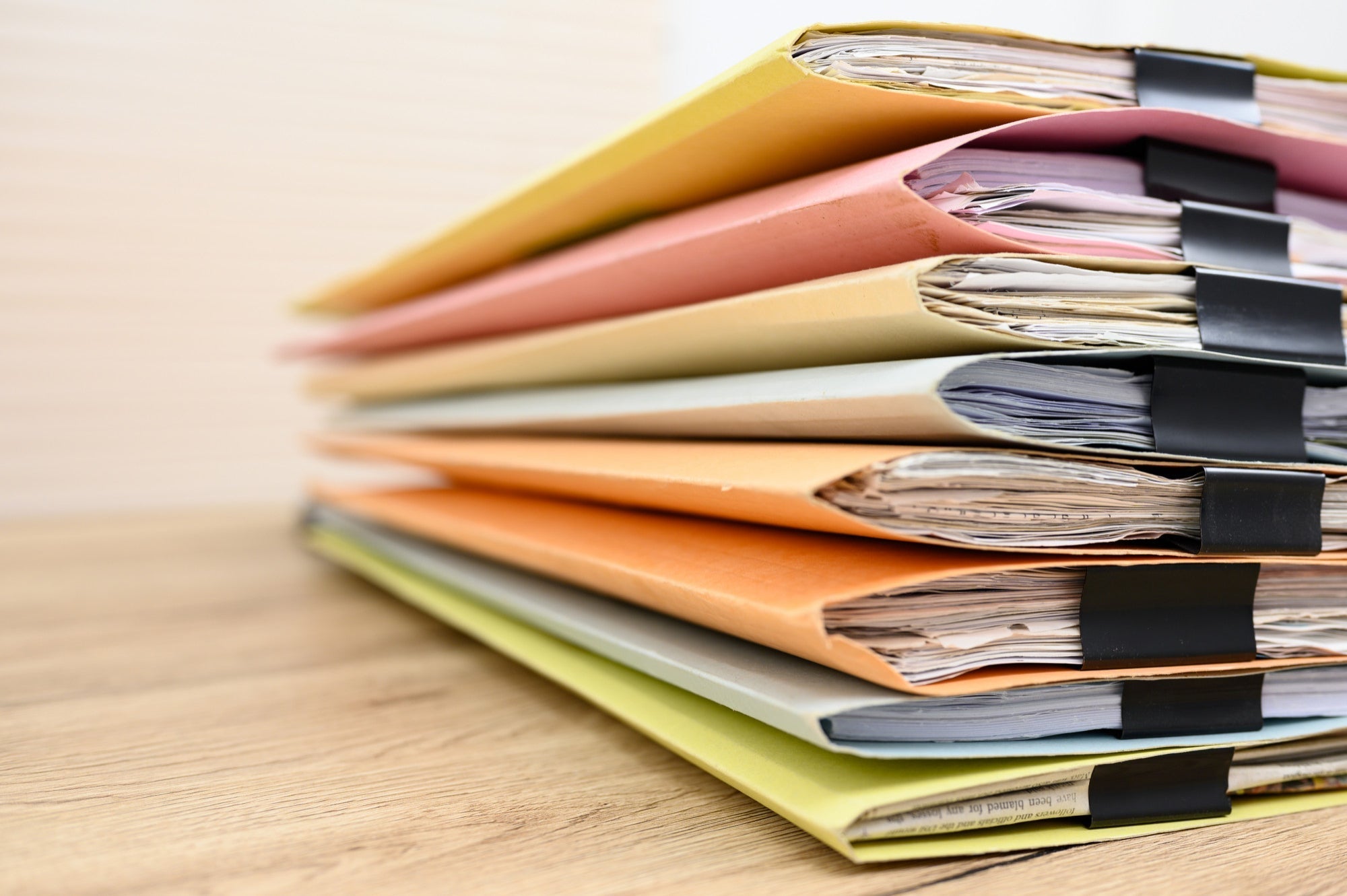 pile de dossiers sur un bureau