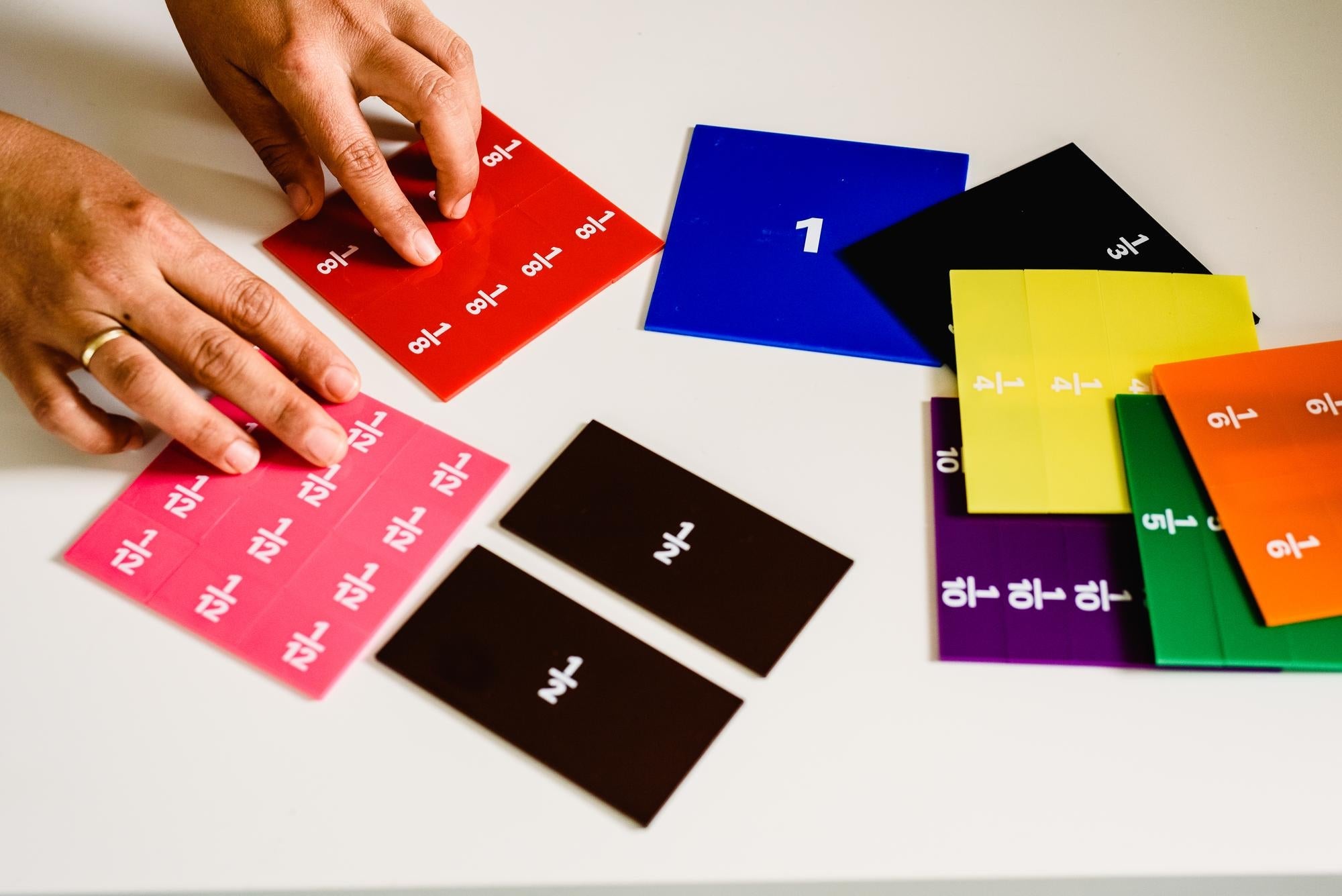 Deux mains qui manipulent des cartes avec des chiffres