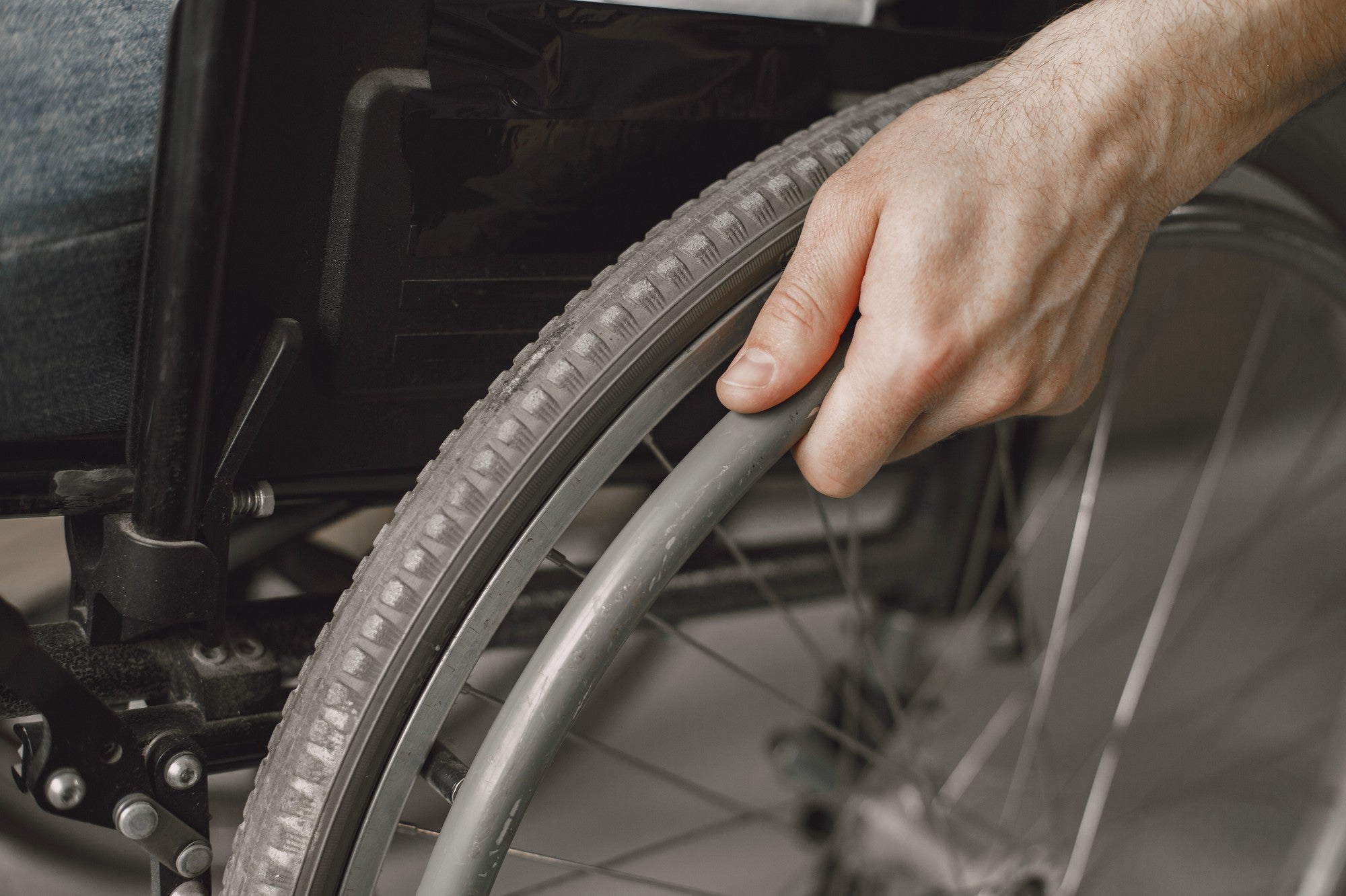 femme sur un fauteuil roulant avec un casqute sur les oreilles