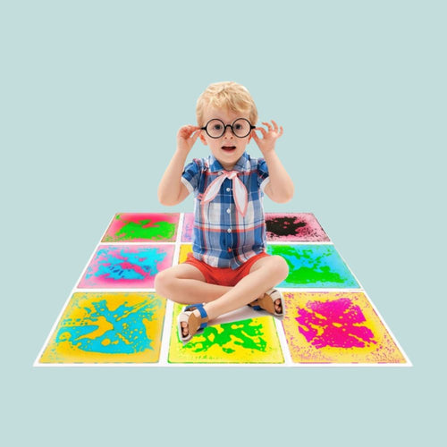 Enfant assis sur un assemblage de plusieurs dalles sensorielles liquides colorées - produit vendu à l'unité, une seule plaque incluse
