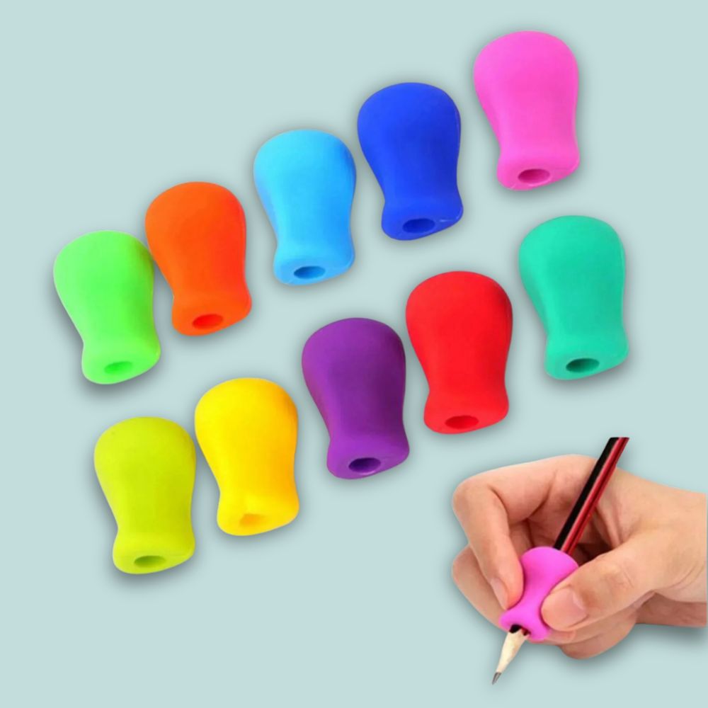 Lot de porte-crayons ergonomiques en silicone multicolores, dont un utilisé en main pour illustrer la bonne prise en écriture