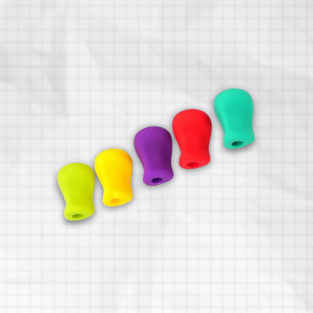 Rangée de cinq porte-crayons ergonomiques en silicone aux couleurs assorties (jaune, violet, rouge, corail, turquoise)