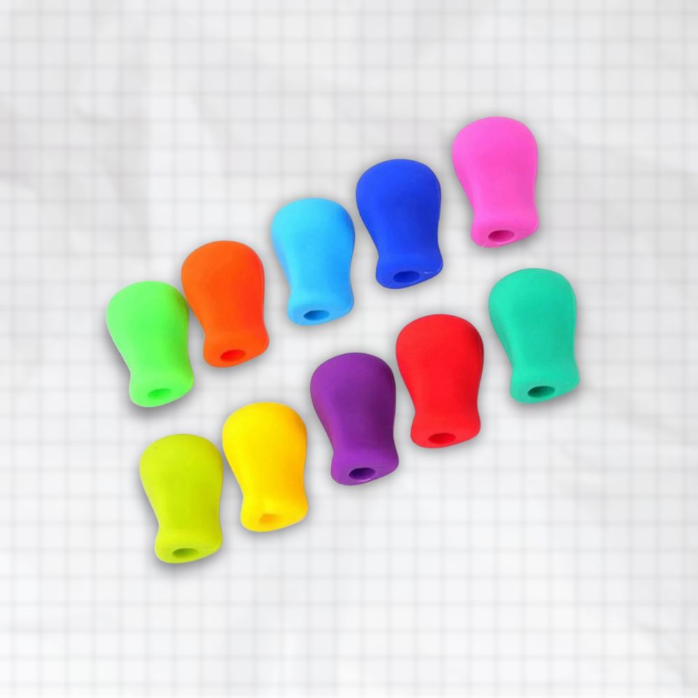 Lot de dix porte-crayons ergonomiques en silicone multicolores présentés en deux rangées sur fond quadrillé