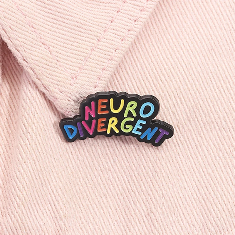 Pin's émaillé Neurodivergent aux lettres arc-en-ciel, badge de sensibilisation autisme et TDAH