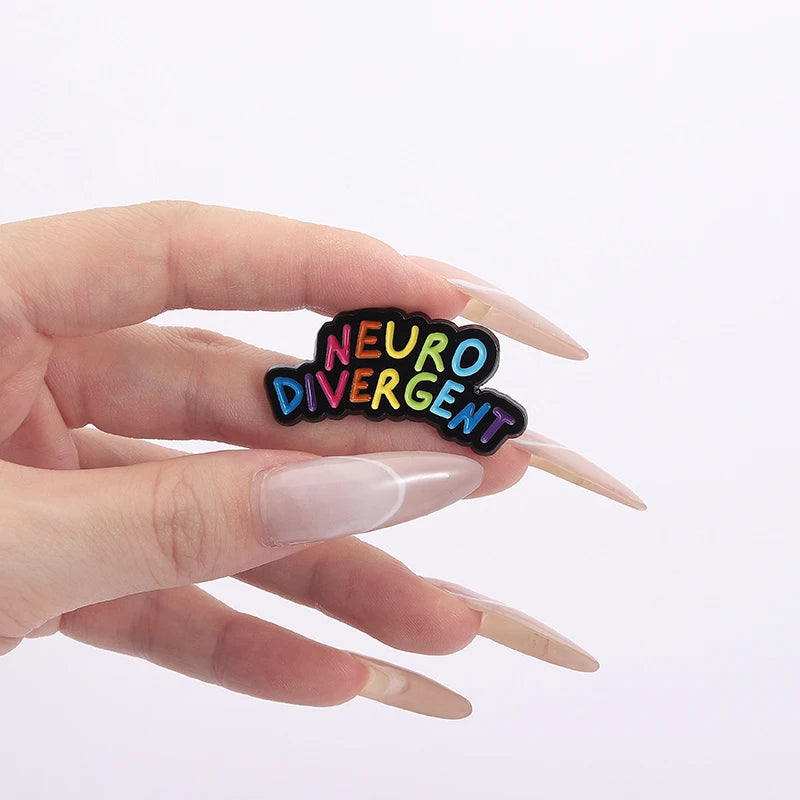 Pin's Neurodivergent tenu dans des doigts