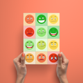 Fiche A4 carte emotions fond coloré avancee dans une main
