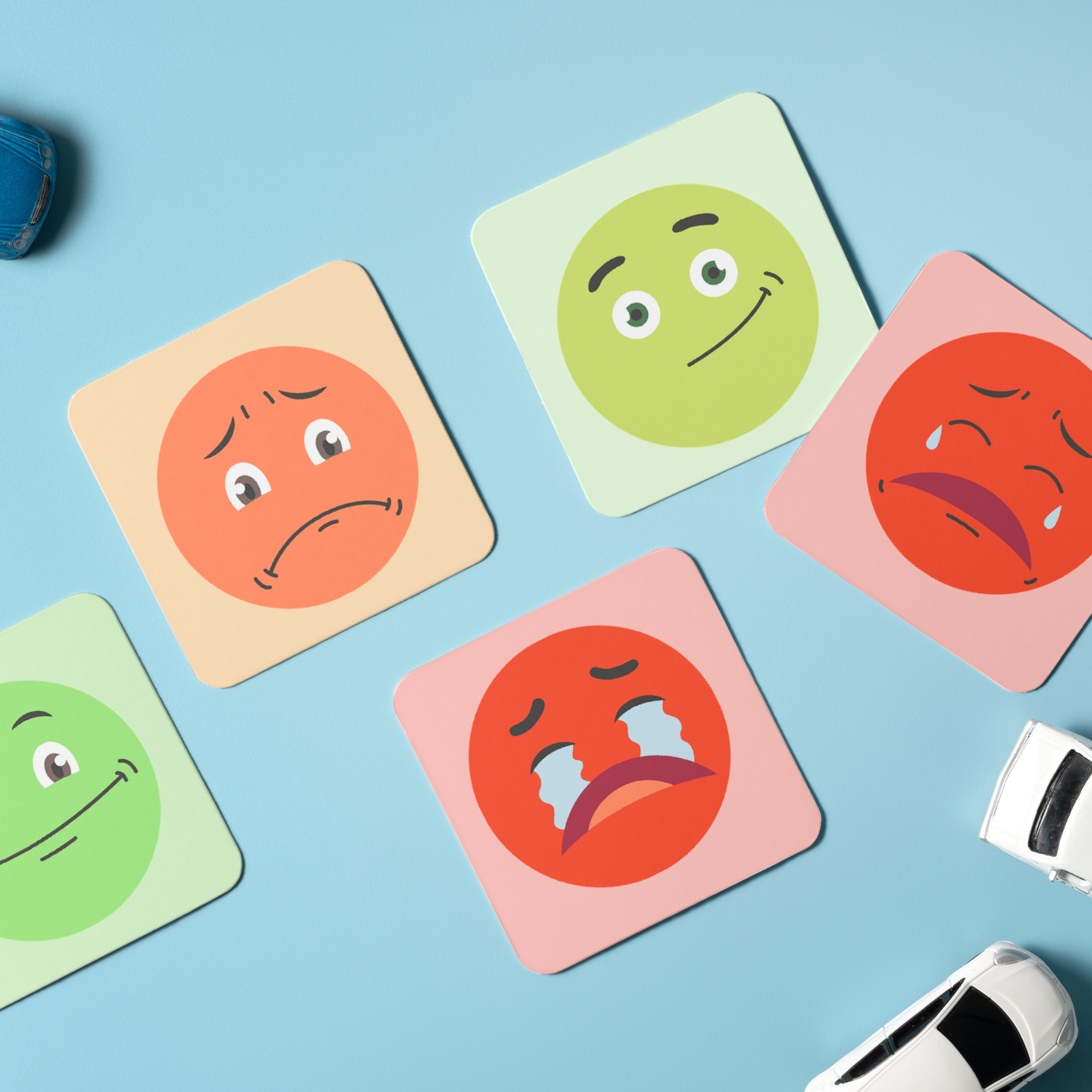 Carte emotions avancee fond coloré tous autonomes sur une table 