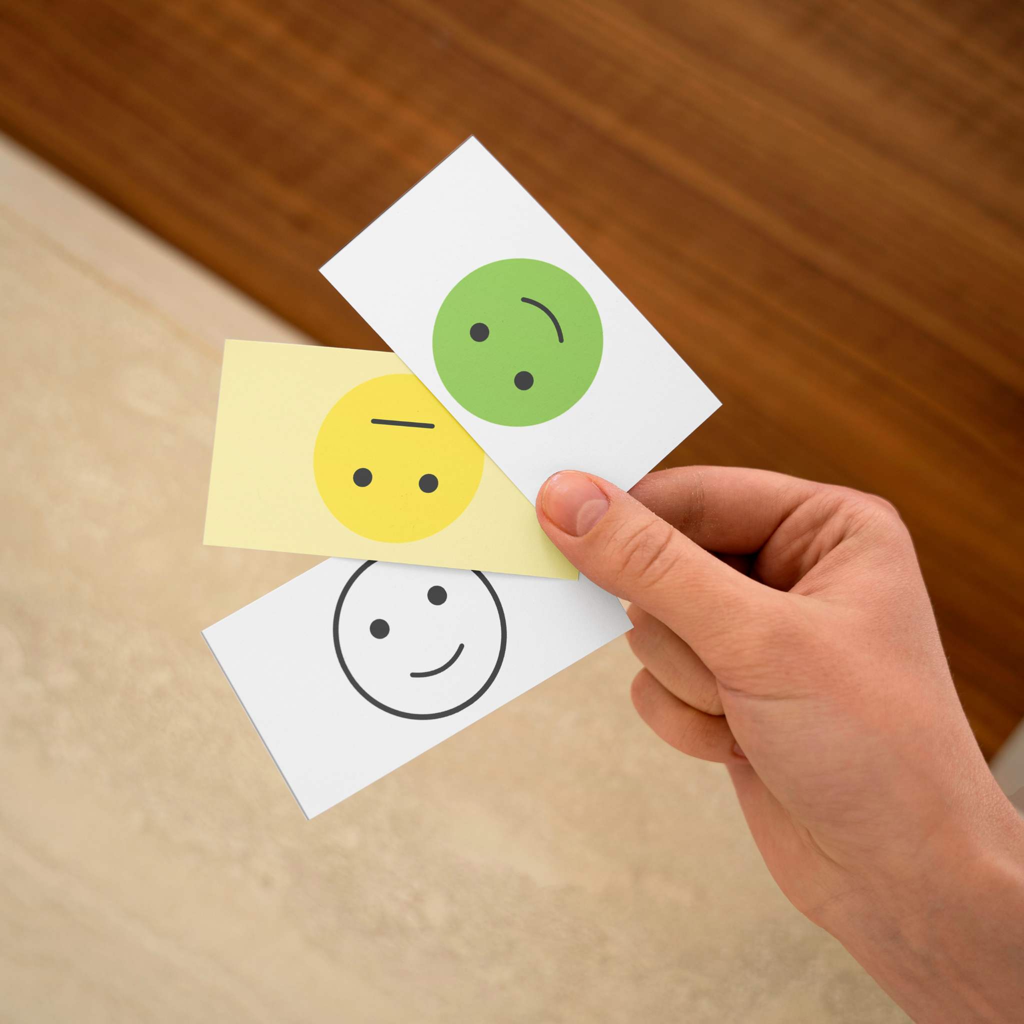 Trois cartes emotion tous autonomes dans une main 